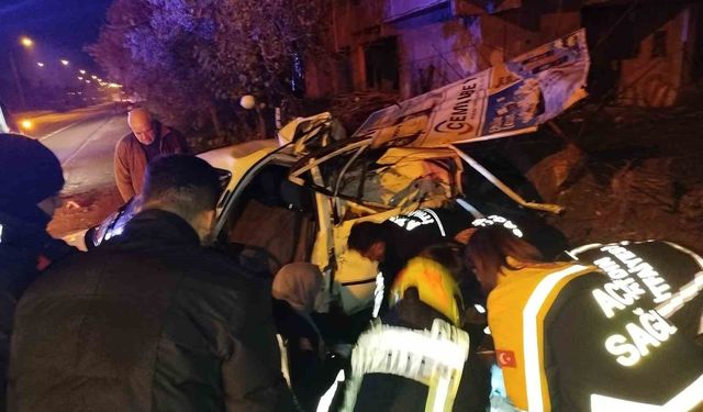 Araçta sıkışan sürücüyü itfaiye ekipleri kurtardı