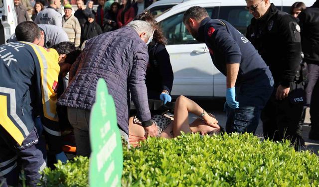 Boşanma duruşmasından çıktı, eşini sırtından bıçakladı