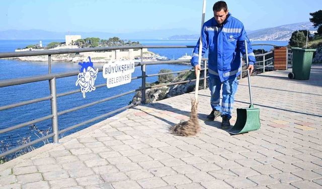 Büyükşehir'den Kuşadası'nda çevre temizliği