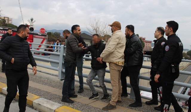 Çocuğunu görmek için alt geçidin üstüne çıkan şahıs ikna edildi