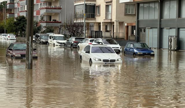 Aydın'da dereler taştı, sokaklar göle döndü