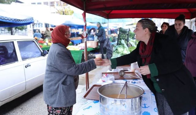 İncirliova Belediyesi'nden pazarda sıcak çorba ikramı