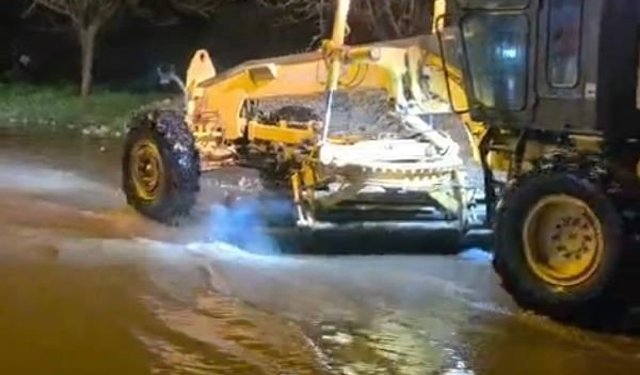 Aydın'ı sağanak vurdu: Söke ve Kuşadası yollarında ulaşım durdu