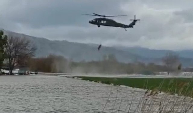 Menderes sularında mahsur kalan vatandaş helikopterle kurtarıldı