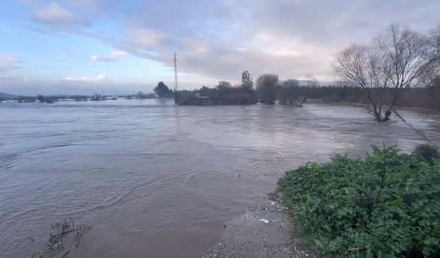 Sarıçay taştı, Bağarası'nda tarım arazileri sular altında