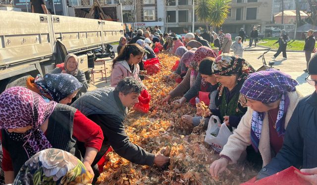 İncirliova’da bir TIR dolusu soğan hayrı yapıldı