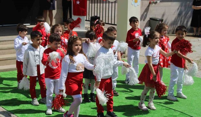Minik öğrenciler polis abileri unutmadı
