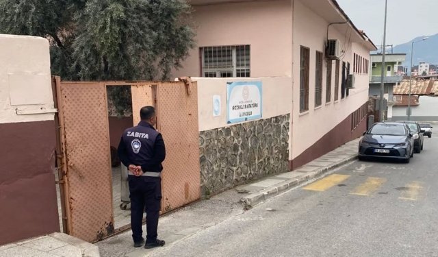Türkiye'ye örnek olacak uygulama sürüyor: 'Zabıta ekiplerinin okul nöbeti'
