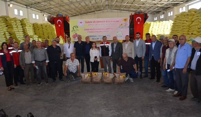 Aydın'da 9 bin kilonun üzerinde ayçiçeği tohumu üreticiye dağıtıldı