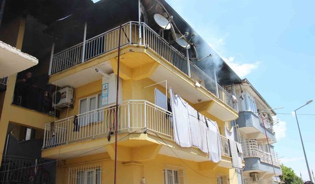 Çatı katında çıkan yangında 3 bina zarar gördü