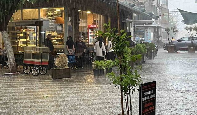 İncirliova'da sağanak ve fırtına etkili oldu