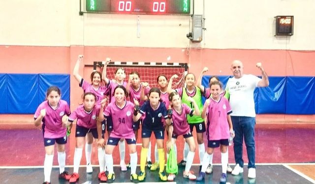 Şehit Rıfat Tunçbilek Ortaokulu'ndan futsalda önemli dereceler
