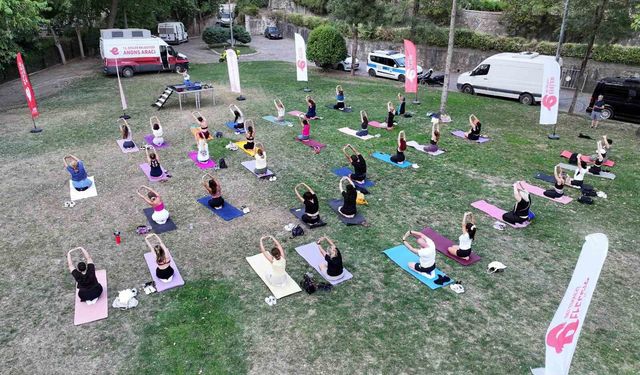 Efeler'de açık hava yoga etkinliği yoğun ilgi gördü
