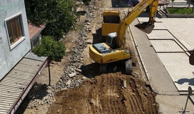 Yenipazar'da yol yenileme çalışmaları Yörük Ali Efe Caddesi'nde sürüyor