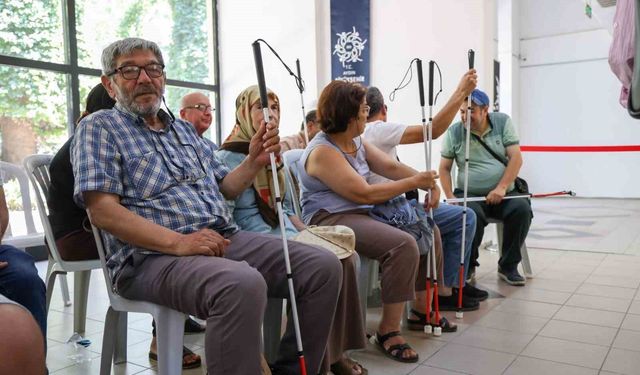 Başkan Çerçioğlu'ndan görme engelli vatandaşlara beyaz baston desteği