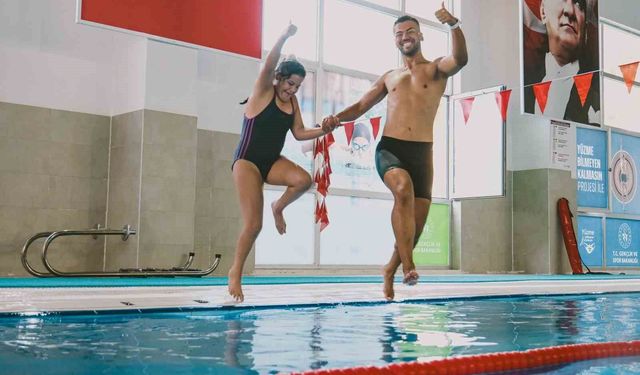 Özel sporcular Pınarbaşı Yüzme Havuzu'nda sporla buluşuyor
