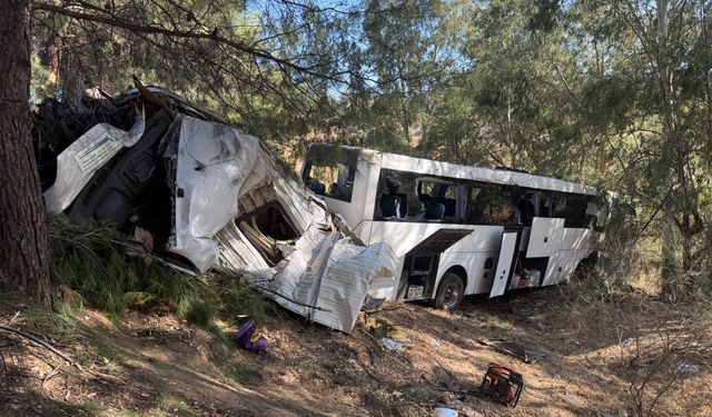 Aydın-İzmir Otoyolu’nda tur otobüsü uçuruma yuvarlandı: 2 ölü, 9 yaralı