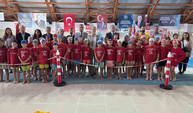 Nazilli'de çocuklar yüzme öğreniyor
