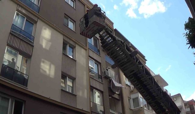 Penceredeki çocuk ekipleri alarma geçirdi