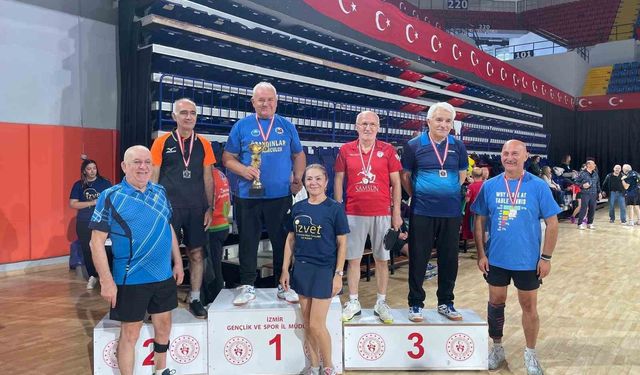 Söke Belediyespor'un başarılı antrenörü Aydın, raketi ile de yıllara meydan okuyor