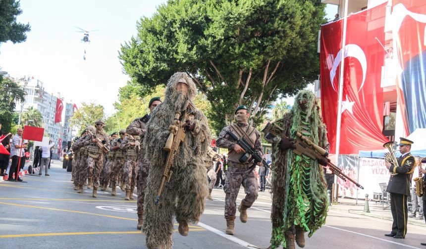 Cumhuriyet kutlamasında sahneye çıkan komandolar kamuflaj kıyafetleriyle törene damga vurdu