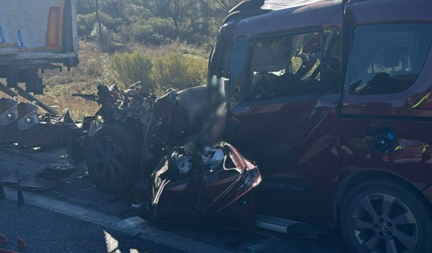 Fiat marka otomobil tıra çarptı: 3 ölü, 2 ağır yaralı