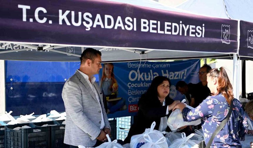 Kuşadası Belediyesi’nin beslenme çantası desteği başladı