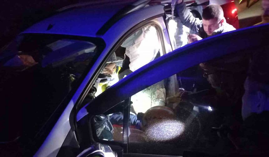 Ticari araç bariyere ok gibi saplandı: 4 yaralı
