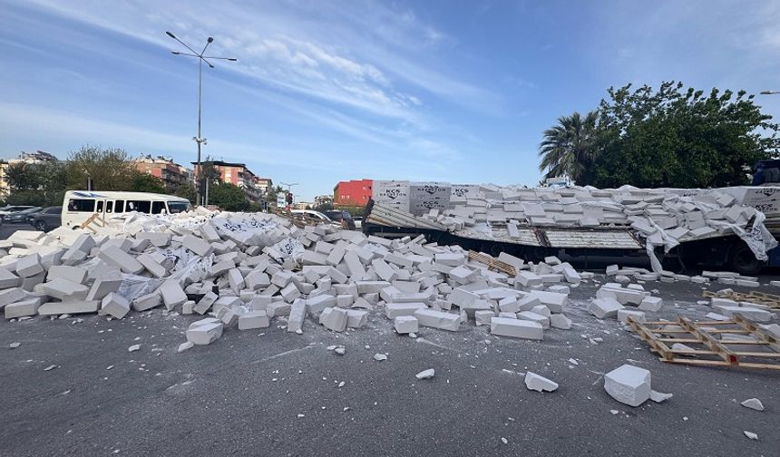 Tırın Yük İpi Koptu, Gaz Betonlar Yola Saçıldı
