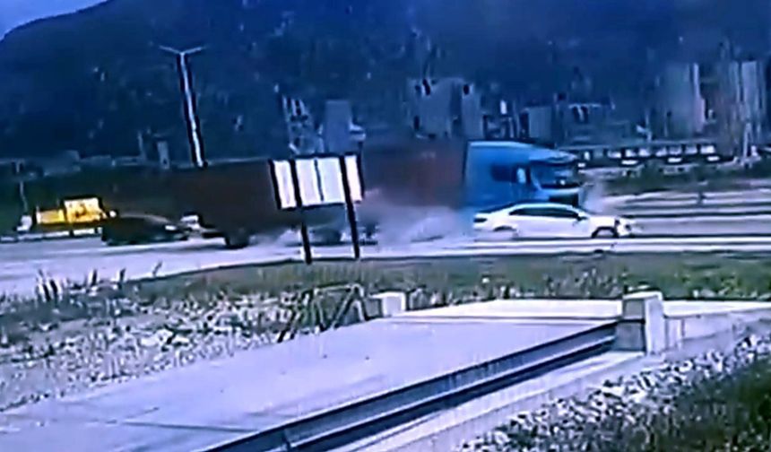 Tırın çarptığı otomobil metrelerce sürüklendi