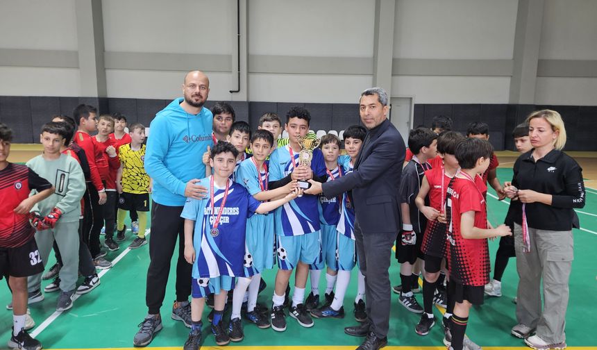 Koçarlı küçük erkekler futsal müsabakasının birincisi belli oldu