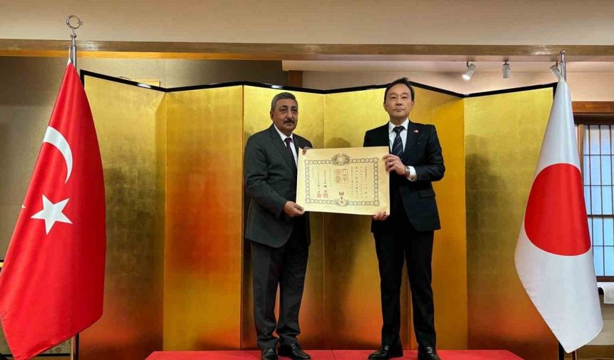 Aydın’ın başarılı müdürü Mumcu’ya Japonya İmparatorluk Nişanı verildi