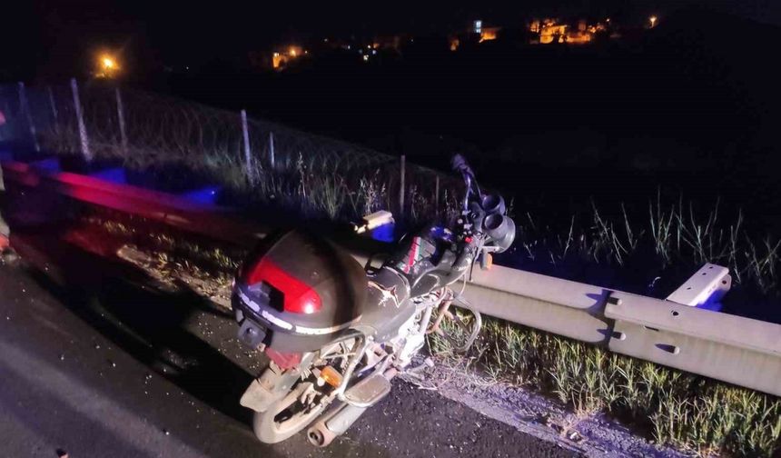 Bariyerlere sıkışmış motosikleti trafik ekiplerinin dikkati ortaya çıkardı