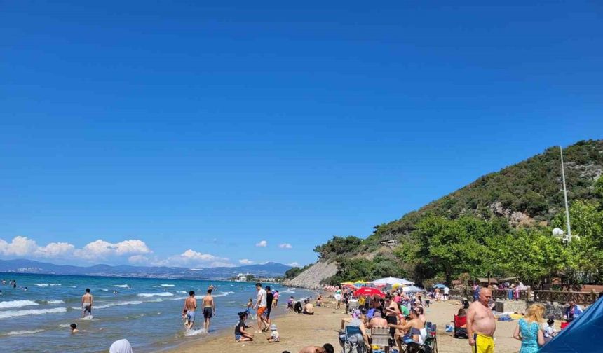 Güneşli hava Kuşadası sahillerini doldurdu