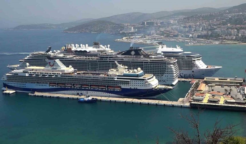Kuşadası’na üç gemiyle toplam 9 bin 600 turist geldi