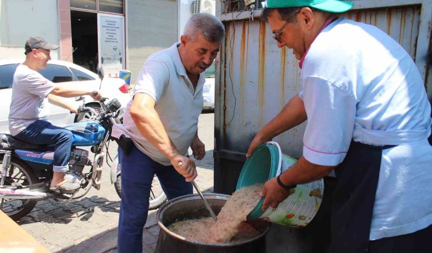 Sanayi esnafı aşure geleneğini devam ettirdi