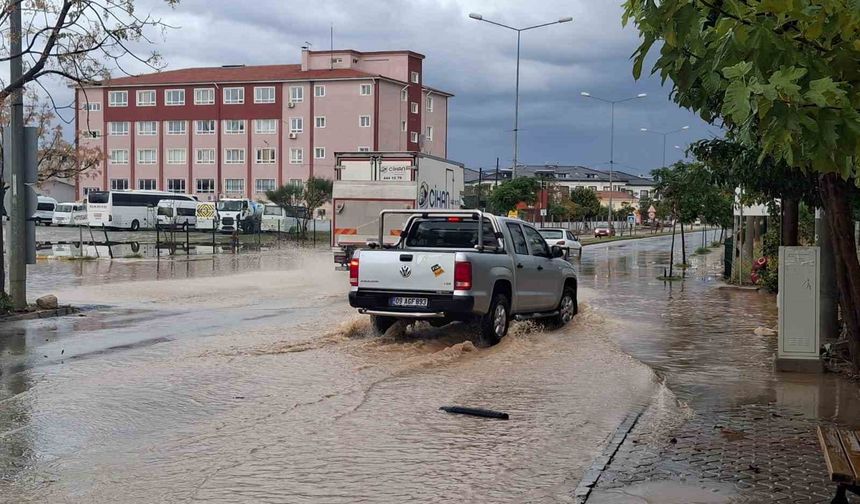 Didim'de sağanak yağış etkili oldu