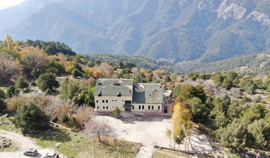 Viraneye dönen Paşa Yaylası Oteli ayağa kalkacağı günü bekliyor
