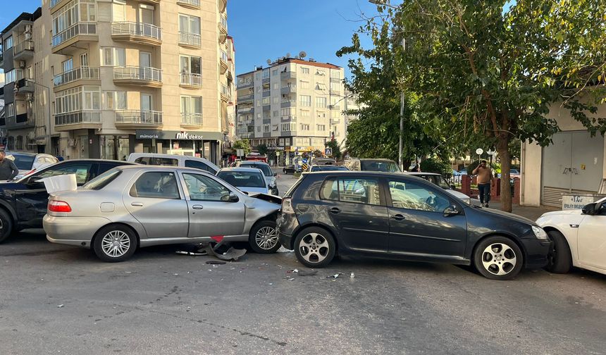 Aydın'da freni tutmayan otomobil, 3 araca çarptı