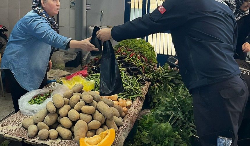 Zabıta ekiplerinden pazarcı esnafına çöp poşeti desteği