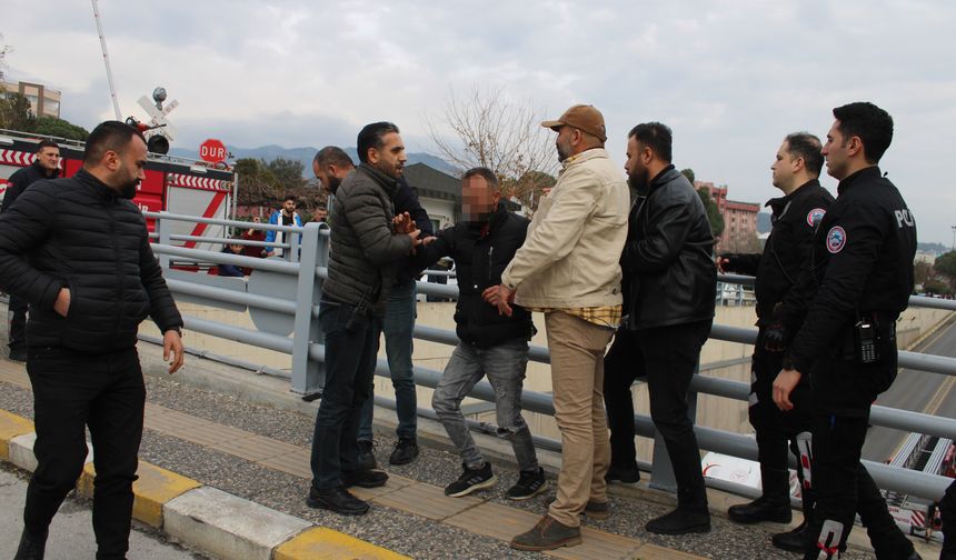 Çocuğunu görmek için alt geçidin üstüne çıkan şahıs ikna edildi
