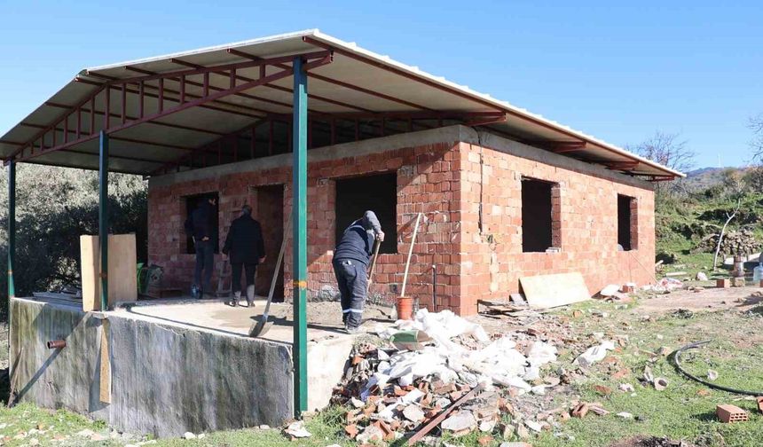 Başkan Arıcı talimat verdi, yangında zarar gören evin tadilatı başladı