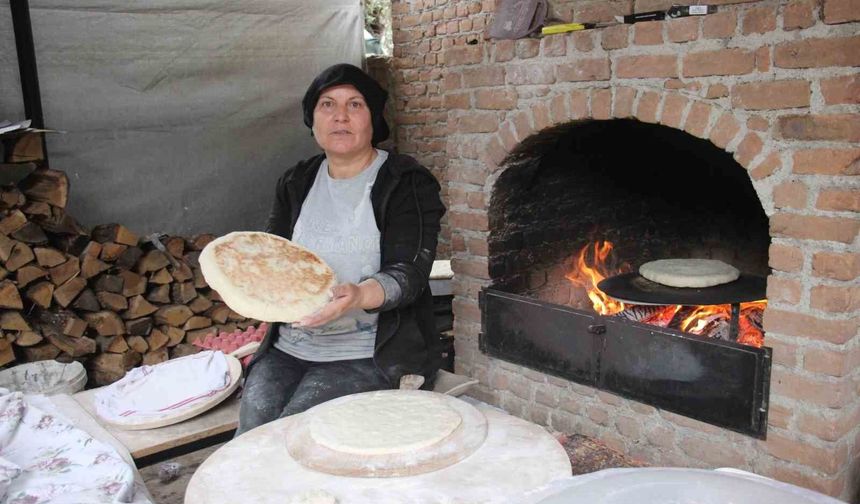 Elinin hamuru ile ekmeğini kazanıyor