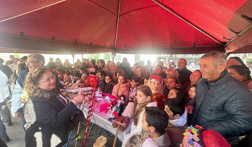 Öğrenciler 'ailenin önemine' oyuncaklarla dikkat çekti