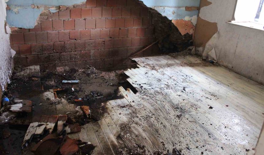 Tahtalar tutuştu, itfaiye harekete geçti