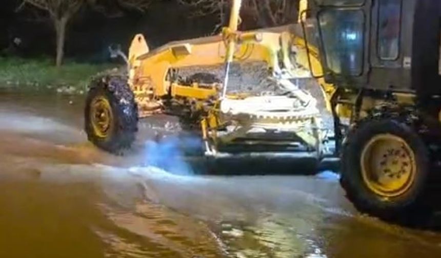 Aydın'ı sağanak vurdu: Söke ve Kuşadası yollarında ulaşım durdu