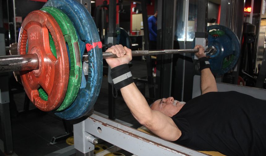 Gençlere taş çıkarıyor