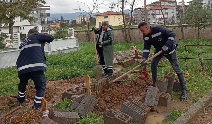 Aydın Büyükşehir, Çine'de mezarlıklarda onarım ve bakım çalışması gerçekleştirdi