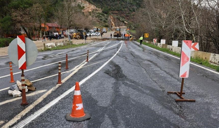 Aydın sınırında çöken yol ulaşıma kapandı