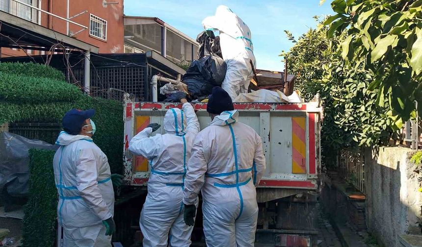 Aydın'da iki çöp evden 13 kamyon çöp çıktı